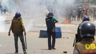 চট্টগ্রাম-কক্সবাজার সড়কে যান চলাচল বন্ধ, পুলিশের টিয়ার শেল-রাবার বুলেট