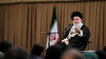 পার্লামেন্ট সদস্যদের সঙ্গে বৈঠকে ইরানের সর্বোচ্চ ধর্মীয় নেতা আয়াতোল্লাহ আলি খামেনি। ছবি: রয়টার্স