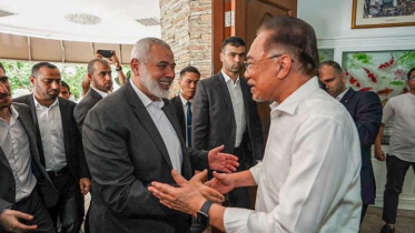 প্রয়াত হামাস নেতা ইসমাইল হানিয়ার সঙ্গে মালয়েশিয়ার প্রধানমন্ত্রী আনোয়ার ইব্রাহিম। ফাইল ছবি: আনোয়ার ইব্রাহিমের আনুষ্ঠানিক ফেসবুক পেজ থেকে সংগৃহীত