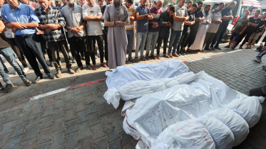 দেইর আল বালাহ অঞ্চলে ইসরায়েলি হামলায় নিহতদের জানাজায় অংশ নিচ্ছেন ফিলিস্তিনিরা। ছবি: এএফপি 