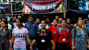 কলকাতায় চিকিৎসক ধর্ষণ-হত্যার প্রতিবাদে বিক্ষোভ। ছবি: রয়টার্স