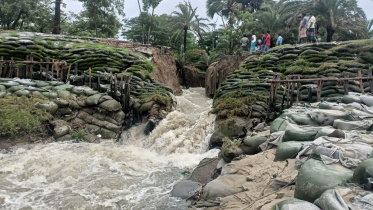 সীতাকুণ্ডে পানির ঢলে ভেঙে গেছে সাগর সংলগ্ন বেড়িবাঁধ