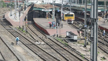 বিভিন্ন জায়গায় রেল অবরোধের জেরে শিয়ালদহ দক্ষিণ স্টশনে ট্রেন চলাচল অনেকক্ষণ বন্ধ থাকে। ছবি: সত্যজিৎ শ/ডয়চে ভেলে