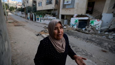 তুলকারেমের নুর শামস শিবিরে ইসরায়েলি ধ্বংসযজ্ঞ দেখে হতবাক ফিলিস্তিনি নারী। ছবি: এএফপি