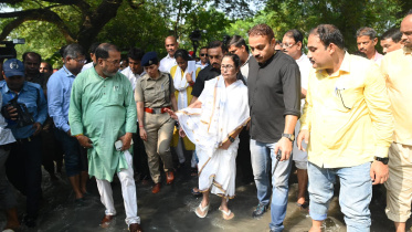 পশ্চিমবঙ্গে বন্যাকবলিত এলাকা পরিদর্শনে মুখ্যমন্ত্রী মমতা। ছবি: মমতার ভেরিফায়েড ফেসবুক পেজ থেকে সংগৃহীত