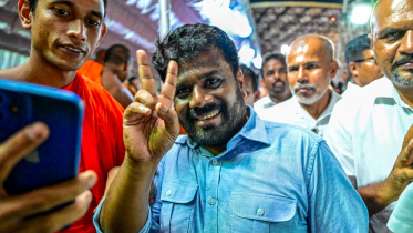 নির্বাচনী প্রচারণায় অনুঢ়া কুমারা দিশানায়েকে। ফাইল ছবি: এএফপি