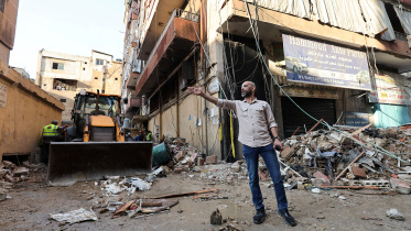 বৈরুতের শহরতলীতে ইসরায়েলি বিমানহামলার পর ঘটনাস্থলে লেবানিজরা জমায়েত হতে শুরু করেন। ছবি: রয়টার্স