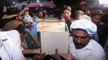 বেলুচিস্তানে বিচ্ছিন্নতাবাদীদের হামলায় নিহত শ্রমিকের কফিন মুলতানে এসে পৌঁছালে আত্মীয়রা শোক প্রকাশ করেন। ছবি: এএফপি