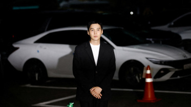 মদ্যপ অবস্থায় স্কুটার চালিয়ে পুলিশের কাছে ধরা পড়ার পর থানায় জিজ্ঞাসাবাদের জন্য এসেছেন সুগা। ফাইল ছবি: রয়টার্স (আগস্ট, ২০২৪) 