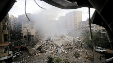 দক্ষিণ লেবাননের শহরতলীতে ইসরায়েলি হামলার পরবর্তী ধ্বংসযজ্ঞ। ছবি: রয়টার্স