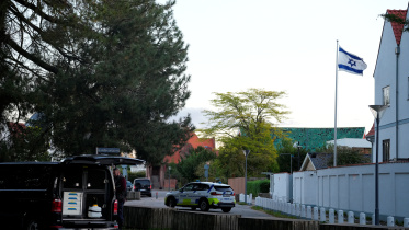 ডেনমার্কে ইসরায়েলি দূতাবাসের কাছে বোমা বিস্ফোরণের পর পুলিশ ঘটনাস্থলে তদন্ত চালাচ্ছে। ছবি: রয়টার্স