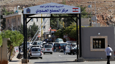 লেবানন-সিরিয়ার মাসনাআ সীমান্তে গাড়ি চলছে। ফাইল ছবি: রয়টার্স (২০১৮)