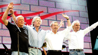 ২০০৫ সালে লাইভ এইট কনসার্টে প্রায় ২৪ বছর পর পিংক ফ্লয়েড ব্যান্ডের সদস্যদের পুনর্মীলনী হয়। ফাইল ছবি: সংগৃহীত