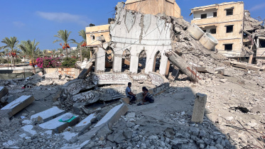 দেইর আল বালাহর এই মসজিদটি সেপ্টেম্বরে ইসরায়েলি হামলায় ধ্বংস হয়। ফাইল ছবি: রয়টার্স