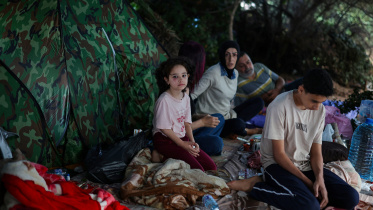 লেবাননের পশ্চিমাঞ্চলে সমুদ্রের ধারে একটি বাস্তুচ্যুত পরিবার আশ্রয় নিয়েছে। ছবি: রয়টার্স