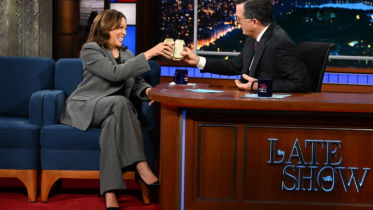 চিয়ার্স করছেন কমলা হ্যারিস ও স্টিফেন কোলবার্ট। ছবি: ভিডিও থেকে নেওয়া স্ক্রীণশট