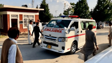 কুররাম জেলায় হামলার পর সড়কে অ্যাম্বুলেন্স দেখা যায়। ছবি: ডন 