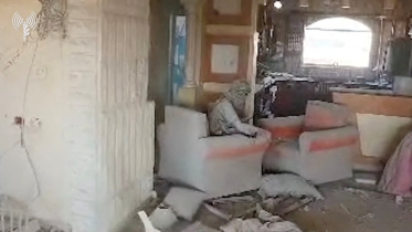 ড্রোন ফুটেজে মুখোস পরিহিত ইয়াহিয়া সিনওয়ার। ছবি: রয়টার্স