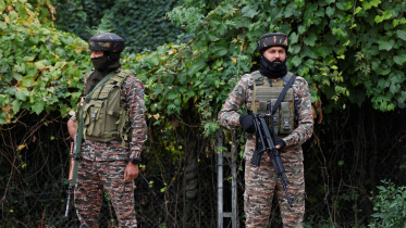 কাশ্মীরে ভারতীয় সেনাবাহিনীর সদস্যরা পাহারা দিচ্ছেন। ফাইল ছবি: রয়টার্স