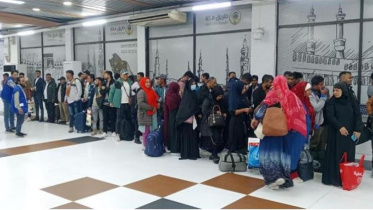 বিমানবন্দরে বিদেশ থেকে ফিরে আসা যাত্রী। ছবি: বাসস