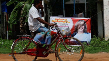 কমলার আদি নিবাস থুলাসেন্দ্রাপুরম গ্রামে তার ছবি সম্বলিত ব্যানার ঝুলছে। ছবি: রয়টার্স 