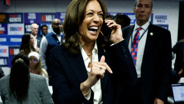 শেষ মুহুর্তে ভোটারদের কল করছেন কমলা। ছবি: রয়টার্স