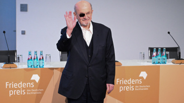 বিতর্কিত লেখক সালমান রুশদি। ফাইল ছবি: এএফপি