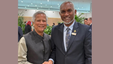 মালদ্বীপের প্রেসিডেন্ট মোহাম্মদ মুইজ্জুর সঙ্গে ড. ইউনূস। ছবি: ইউএনবি