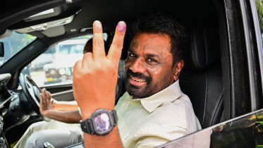 শ্রীলঙ্কার প্রেসিডেন্ট অনুঢ়া পার্লামেন্ট নির্বাচনে ভোট দেওয়ার পর ভি চিহ্ন দেখাচ্ছেন। ছবি: এএফপি