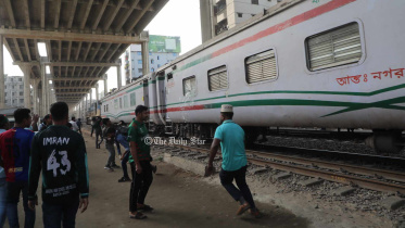 তিতুমীর কলেজ শিক্ষার্থীদের রেল অবরোধ