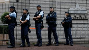 হংকংয়ের এক আদালতে ৪৫ গণতন্ত্রপন্থির সাজা ঘোষণার সময় কড়া প্রহরার ব্যবস্থা করা হয়। ছবি: রয়টার্স