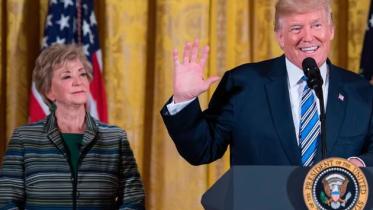 নতুন শিক্ষামন্ত্রী লিন্ডার সঙ্গে ট্রাম্প। ফাইল ছবি: এএফপি