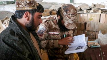 ইরান থেকে আমদানি করা বই নিরীক্ষা করছে তালেবান কর্মকর্তারা। ছবি: এএফপি