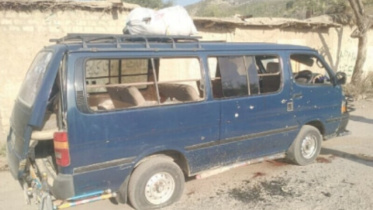 শিয়া মুসলিম বহনকারী এই গাড়িতে বন্দুক হামলা হয়। ছবি: ডন