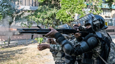 বিক্ষোভকারীদের ছত্রভঙ্গ করতে রবার বুলেট ছুঁড়ছেন রেঞ্জাররা। ছবি: রয়টার্স