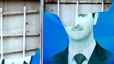 আসাদের পতনের পর তার পোর্ট্রেট ছিঁড়ে ফেলে উল্লসিত জনতা। ছবি: এএফপি