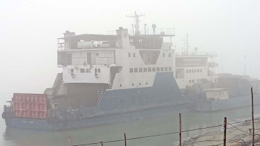 ঘণ কুয়াশার কারণে পাটুরিয়া-দৌলতদিয়া নৌপথে ফেরি চলাচল বন্ধ রয়েছে। ছবি: সংগৃহীত