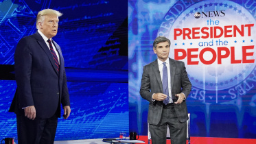 এবিসি নিউজের তারকা উপস্থাপক স্টেফানোপোলাসের সঙ্গে ট্রাম্প। ফাইল ছবি: রয়টার্স (২০২০)