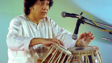 পাটনায় তবলা পরিবেশন করছেন ওস্তাদ জাকির হোসেন। ফাইল ছবি: রয়টার্স (২০০৮)