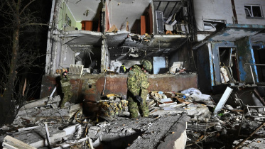 রুশ ড্রোন হামলায় খারকিভের এই ভবনটি ক্ষতিগ্রস্ত হয়। ফাইল ছবি: এএফপি