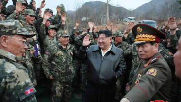 উত্তর কোরীয় সেনা কর্মকর্তাদের সঙ্গে কিম জং উন। ফাইল ছবি: রয়টার্স