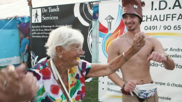 ডান্স পার্টিতে আশি বছর বয়সীরা। ছবি: ডয়চে ভেলে