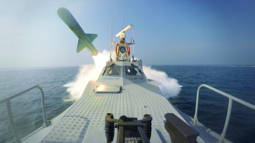 ইরানের দক্ষিণে বিপ্লবী রক্ষী বাহিনীর (আইআরজিসি) নৌ-মহড়ায় ক্ষেপণাস্ত্র পরীক্ষা চলছে। ফাইল ছবি: রয়টার্স (জানুয়ারি ২০২৩) 