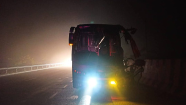 শ্রীনগরের হাসাড়া এলাকায় একটি গাড়ির পেছনে ঢাকামুখী একটি বাস ধাক্কা দিলে বাসের সুপারভাইজার ও চালকের সহকারী নিহত হন। ছবি: সংগৃহীত