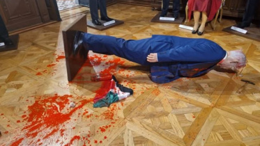 ইসরায়েলি প্রধানমন্ত্রী বেনিয়ামিন নেতানিয়াহুর মোমের মূর্তি ধ্বংস করেছেন অজ্ঞাত মুখোশধারী ব্যক্তি। ছবি: ইন্সটাগ্রাম থেকে স্ক্রিনশট