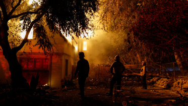 লস অ্যাঞ্জেলেসে ভয়াবহ দাবানলে অসংখ্য বাড়ি ধ্বংস হয়েছে। ছবি: রয়টার্স