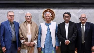 চার সংস্কার কমিশন প্রধানের সঙ্গে প্রধান উপদেষ্টা ড. ইউনুস। ছবি: পিআইডি