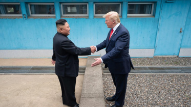 উত্তর কোরিয়ায় কিমের সঙ্গে দেখা করেন ট্রাম্প। ফাইল ছবি: হোয়াইট হাউসের ফ্লিকার অ্যাকাউন্ট থেকে নেওয়া