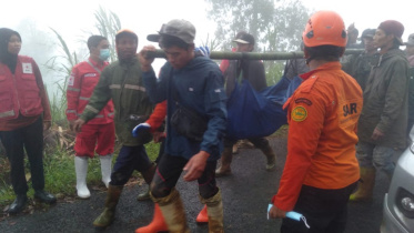 ইন্দোনেশিয়ার ভূমিধসে আহতদের সরিয়ে নিচ্ছে উদ্ধারকর্মীরা। ছবি: এএফপি