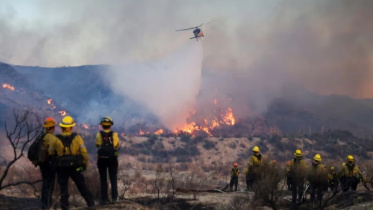 লস অ্যাঞ্জেলেসের দাবানল নিয়ন্ত্রণে কাজ করছে দমকলকর্মীরা। ফাইল ছবি: ইউএনবি